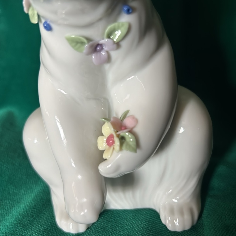 LLADRO RESTING POLAR BEAR WITH FLOWERS #6355-G - Picture 9 of 10